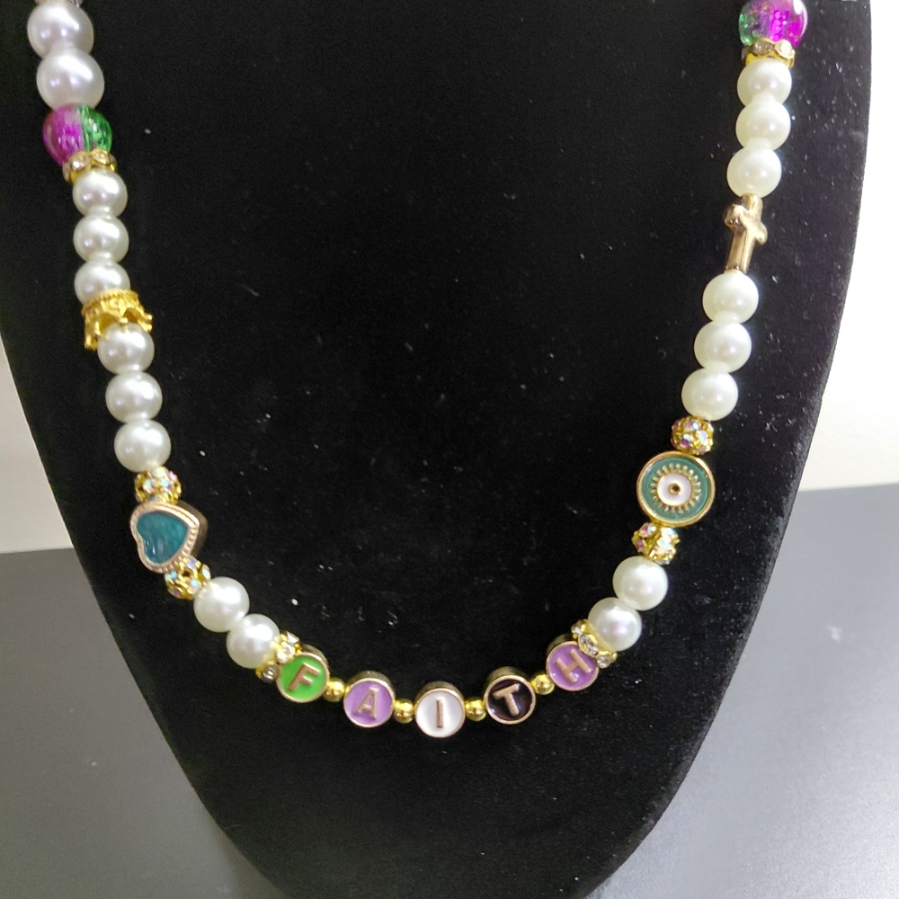Chic Faith Pearl and Bead Necklace